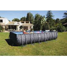 Familie entspannt im rechteckigen Frame Pool im Garten