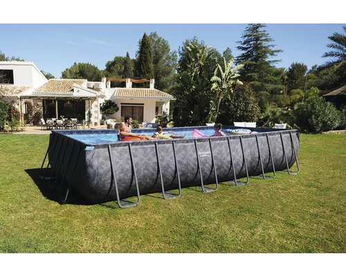 Familie entspannt im rechteckigen Frame Pool im Garten