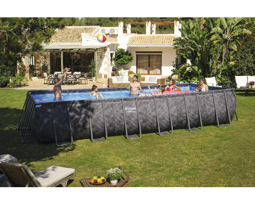 Familie genießt einen Pool im Garten an einem sonnigen Tag