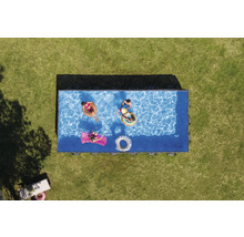 Aufnahme von oben eines rechteckigen Pools im Garten mit spielenden Personen.