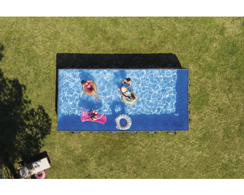 Aufnahme von oben eines rechteckigen Pools im Garten mit spielenden Personen.