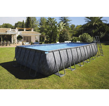 Rechteckiger Frame-Pool mit Leiter auf Rasen vor einem Haus