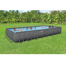 Rechteckiger Aufstellpool mit badenden Personen im Garten.