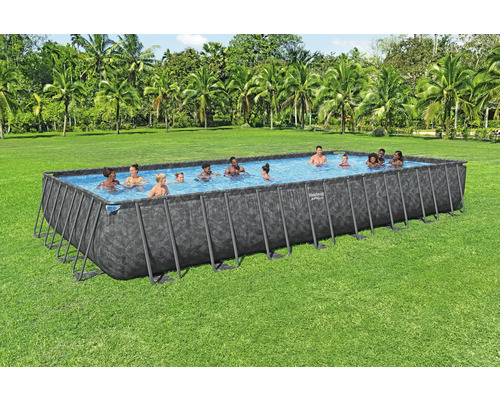 Rechteckiger Aufstellpool mit badenden Personen im Garten.