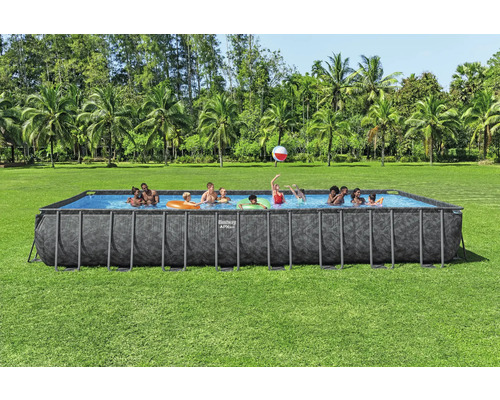 Rechteckiger Aufstellpool mit Menschen auf einer Rasenfläche