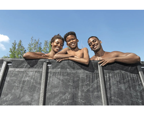 Familie am Pool mit Rahmenstruktur und grauer Poolfolie für den Garten