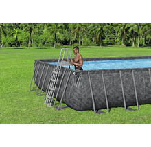 Aufstellpool mit Leiter im Garten