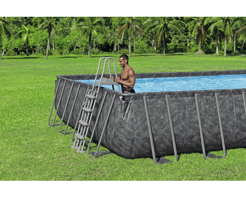 Aufstellpool mit Leiter im Garten