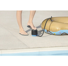 Fußluftpumpe wird zum Aufpumpen eines Schwimmrings verwendet