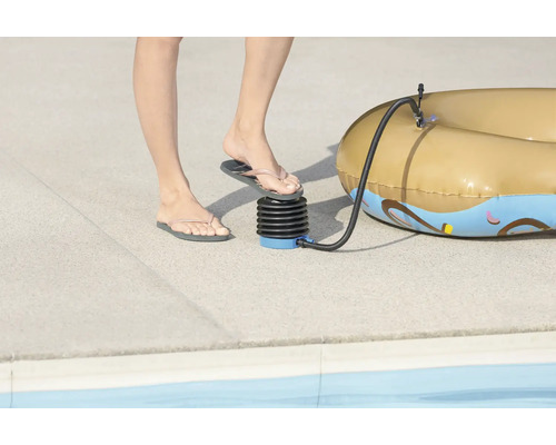 Fußluftpumpe wird zum Aufpumpen eines Schwimmrings verwendet