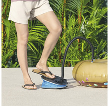 Person bedient eine Fußpumpe, um einen Schwimmreifen aufzupumpen.