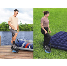 Personen benutzen Fußpumpe, um ein Schlauchboot und eine Luftmatratze aufzupumpen.