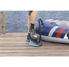 Person bedient Fußpumpe neben aufgeblasenem Schlauchboot