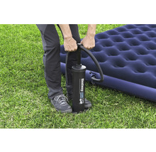 Person pumpt Luftmatratze mit Handpumpe auf