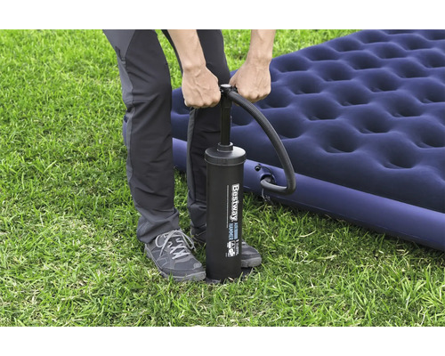 Person pumpt Luftmatratze mit Handpumpe auf