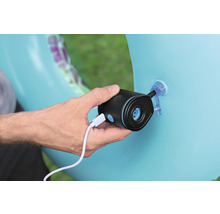 Hand hält eine elektrische Luftpumpe zum Aufblasen eines aufblasbaren Gegenstands