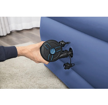 Handluftpumpe für Luftmatratze im Einsatz