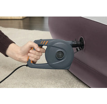 Eine Hand hält eine elektrische Luftpumpe an einem aufblasbaren Objekt