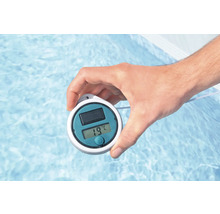 Hand hält ein digitales Poolthermometer im Wasser, das 19 Grad Celsius anzeigt.