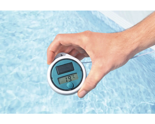 Hand hält ein digitales Poolthermometer im Wasser, das 19 Grad Celsius anzeigt.