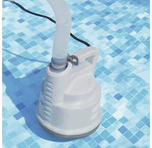 Poolreiniger mit Schlauch auf blauem Fliesenboden