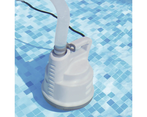 Poolreiniger mit Schlauch auf blauem Fliesenboden