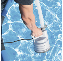 Person benutzt eine Poolpumpe im Pool.