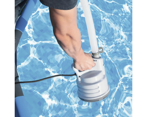 Person benutzt eine Poolpumpe im Pool.