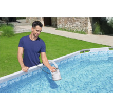 Mann benutzt eine Poolpumpe zur Reinigung eines Aufstellpools im Garten.