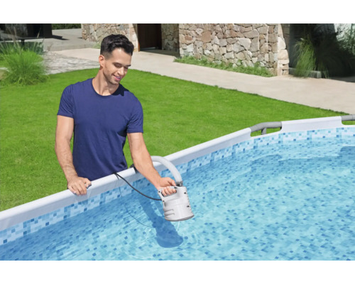 Mann benutzt eine Poolpumpe zur Reinigung eines Aufstellpools im Garten.
