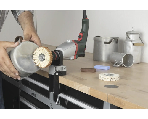 Eine Polierstation wird zum Polieren eines Topfes verwendet.