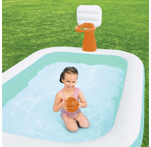 Aufblasbarer Pool mit Basketballkorb und spielendem Kind im Garten