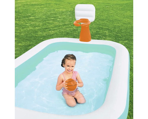 Aufblasbarer Pool mit Basketballkorb und spielendem Kind im Garten
