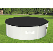 Abgedeckter Stahlwandpool im Garten mit Bestway Hydrium Logo