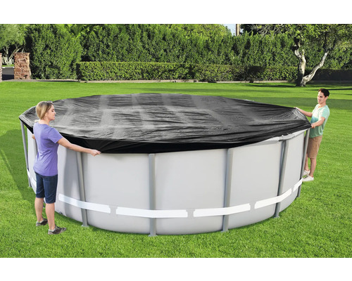 Personen befestigen eine schwarze Poolabdeckung an einem Aufstellpool im Garten.