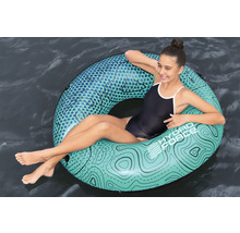 Frau schwimmt auf einem Hydro Force Schwimmreifen im Wasser