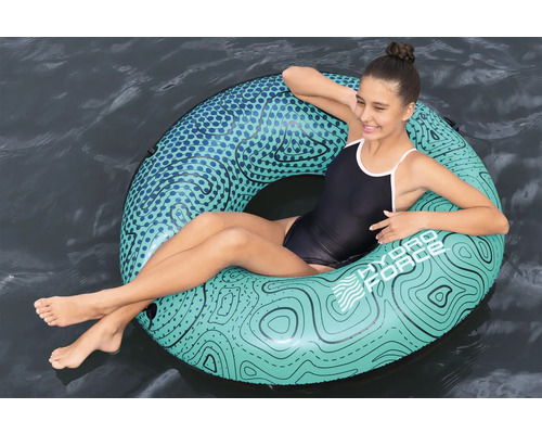 Frau schwimmt auf einem Hydro Force Schwimmreifen im Wasser