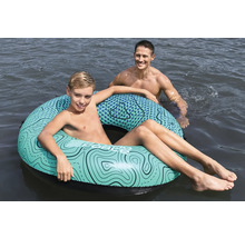 Junge mit Schwimmreifen und Mann im Wasser
