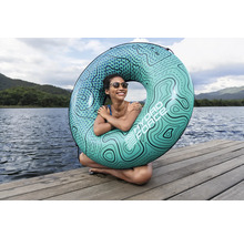 Frau sitzt mit Hydro Force Schwimmreifen am See