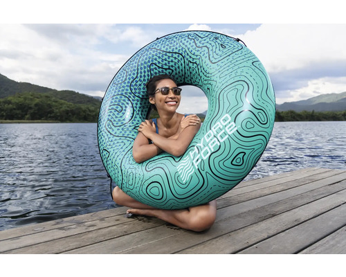 Frau sitzt mit Hydro Force Schwimmreifen am See
