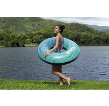 Frau mit Schwimmreifen am Seeufer