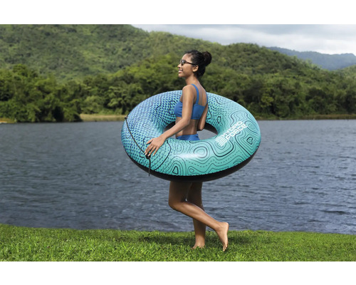 Frau mit Schwimmreifen am Seeufer