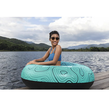 Frau im aufblasbaren Schwimmreifen auf einem See