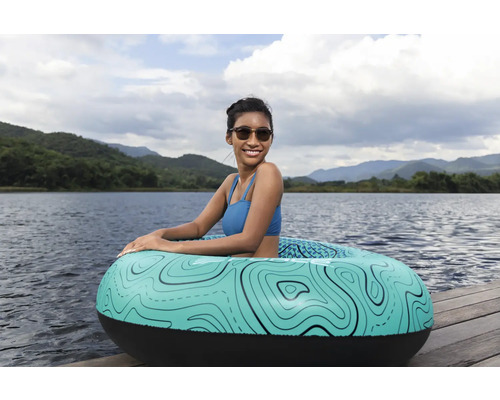 Frau im aufblasbaren Schwimmreifen auf einem See