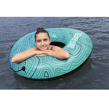Mädchen im Hydro Force Schwimmreifen im Wasser