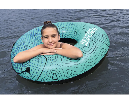 Mädchen im Hydro Force Schwimmreifen im Wasser