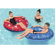 Personen mit Schwimmreifen im Pool