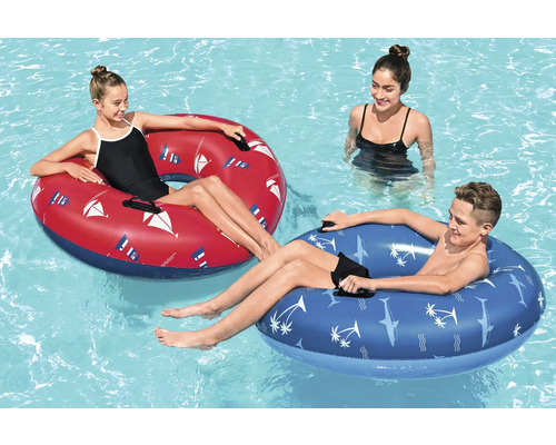 Personen mit Schwimmreifen im Pool