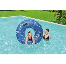 Person mit Schwimmreifen im Pool mit Haifischmuster