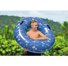 Junge mit blauem Bestway Schwimmring mit Hai- und Palmenmuster